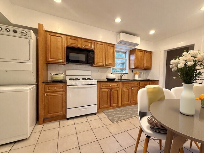 Building Photo - 418 2nd St