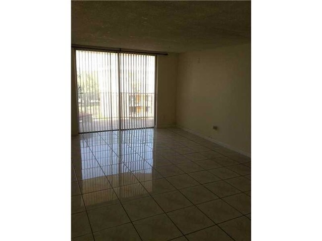 Building Photo - 9360 Fontainebleau Blvd