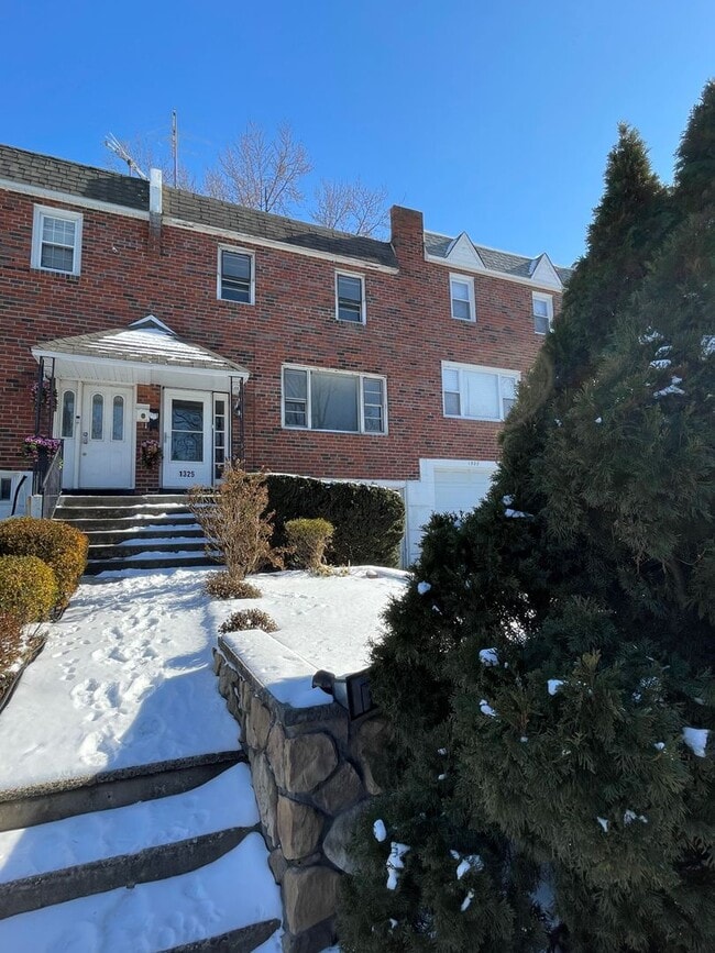 Building Photo - 1325 Adair Rd