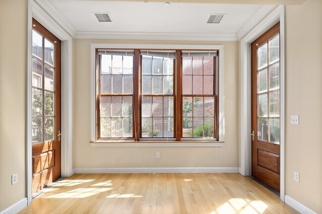 Building Photo - 421 Hanover St
