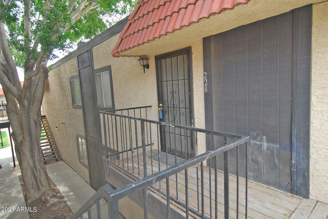 Primary Photo - 700 E University Dr