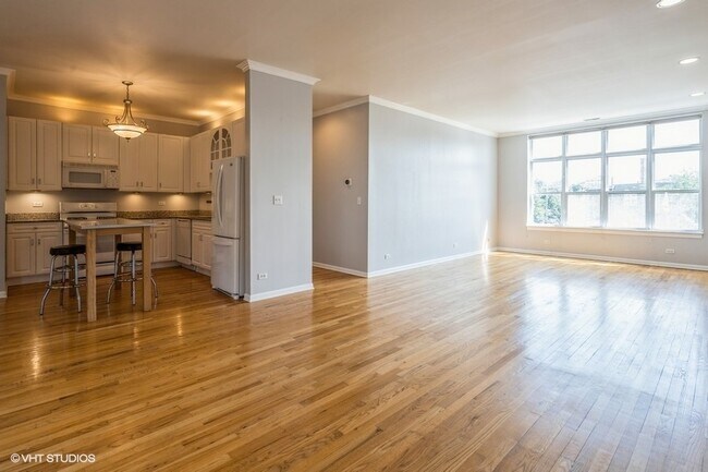 Foto del edificio - 2 bath condo in elevator bldg, balcony, cl...