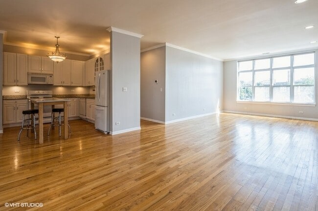 Building Photo - 2 bath condo in elevator bldg, balcony, cl...