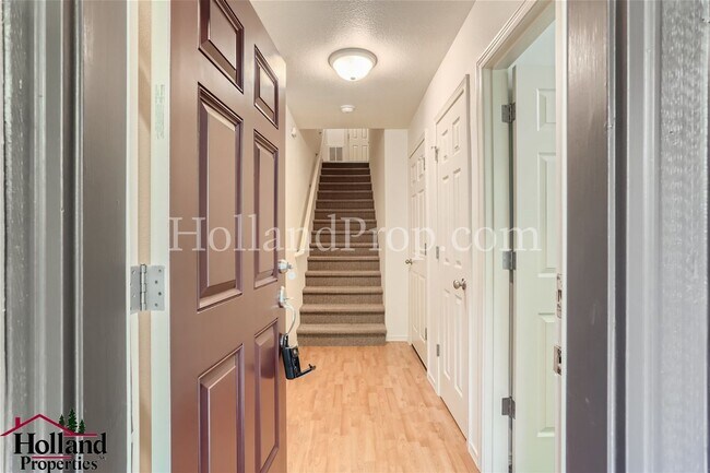 Foto del edificio - Modern 2-Bedroom Townhome with Garage & Private Deck