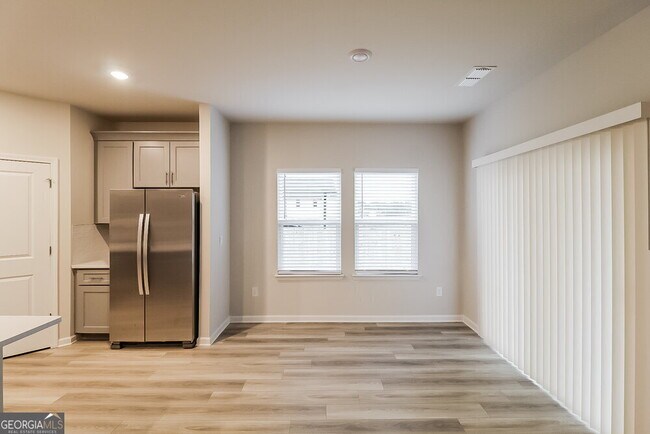 Building Photo - 5842 Un Grv Dr