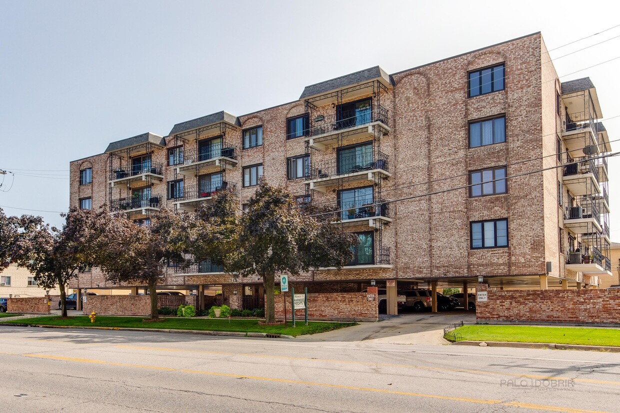 Foto principal - 7525 W Lawrence Ave