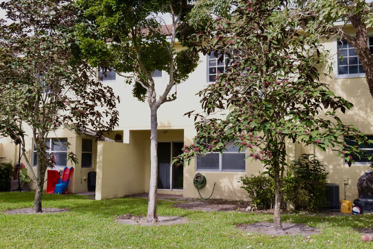 1259 Imperial Lake Rd, West Palm Beach, FL 33413 Townhome Rentals in