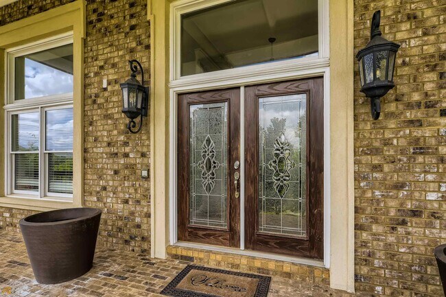 Building Photo - 453 Creekview Ln