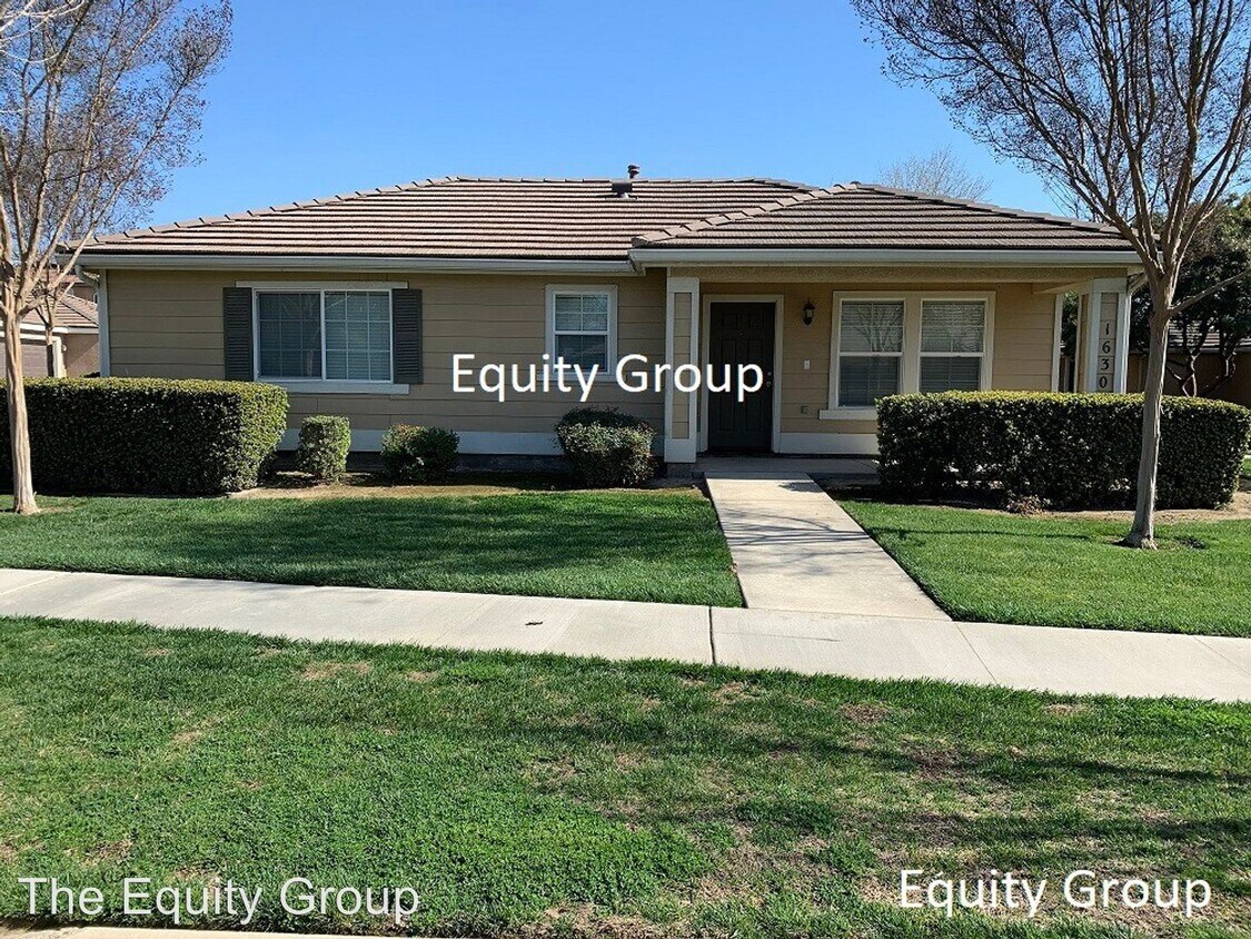 17201720 Paseo Del Lago, Tulare, CA 93274 Room for Rent in Tulare, CA