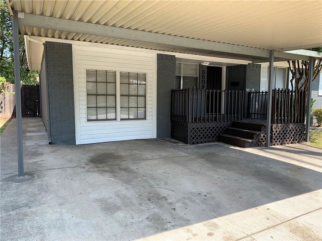 Building Photo - 3509 Moon Dr