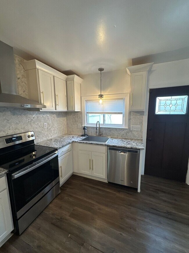 Building Photo - Charming 3 bedroom on Hamilton St