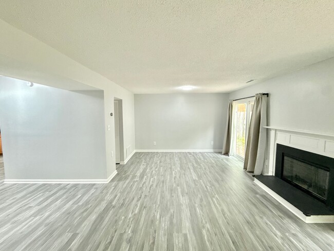 Building Photo - Welcome home to this beautifully updated 3...
