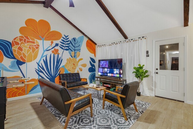 Foto del edificio - 5819 Chrystell Ln