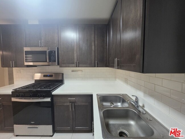 Building Photo - 1224 N Fairfax Ave