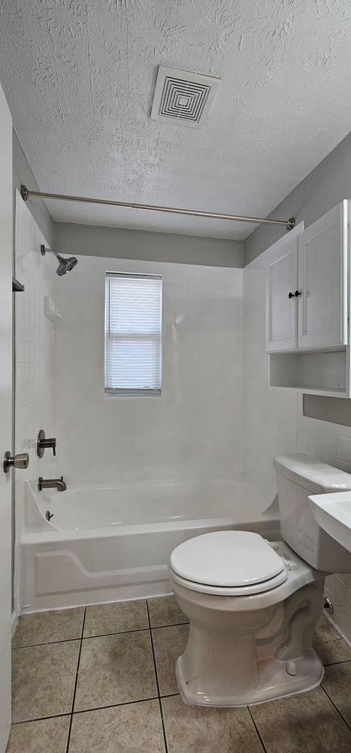 Foto del edificio - Cozy 2 bed 1 bath  townhouse with attached...