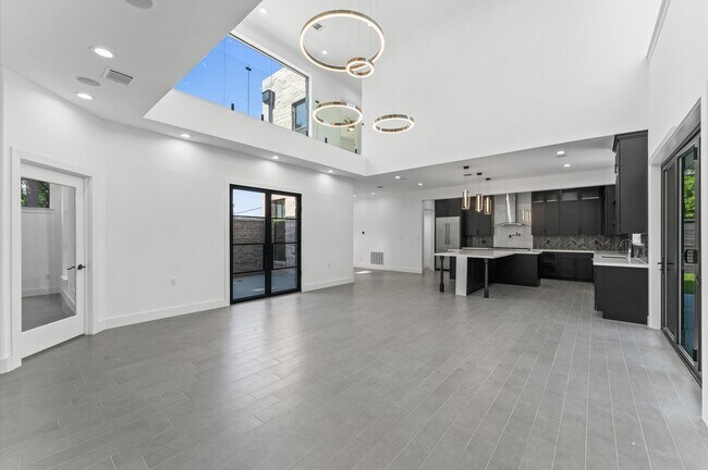 Building Photo - 10070 Cedardale Dr
