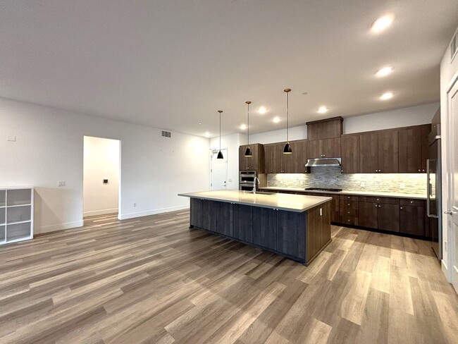 Building Photo - Luxurious 2 Bed 2 Bath Condo in Fremont! R...