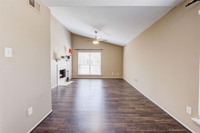 Building Photo - 2025 Augusta Dr