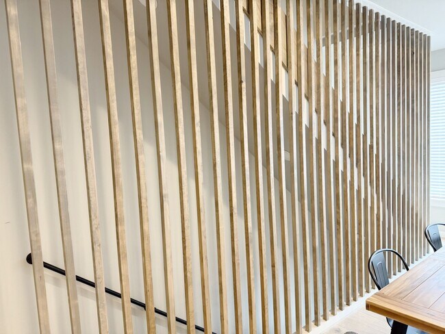 ESCALERAS - 104 Textile Ct