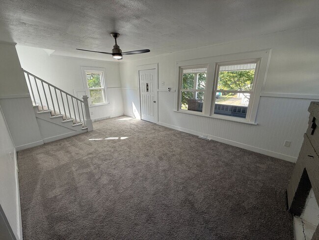 Foto del edificio - 5BR 1BA Home w/ Covered Patio • New Kitchen • Off-Street Parking in Akron