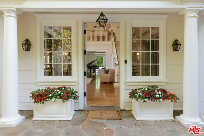 Foto del edificio - 2435 Mandeville Canyon Rd