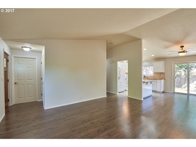 Building Photo - Lovely 3 Bed, 2 Bath Home in Dundee- Walking Distance to New Elementary School!