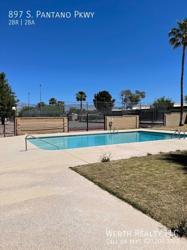 Foto del edificio - Large 2 Bed/2 Bath Townhome With Yard! Loc...
