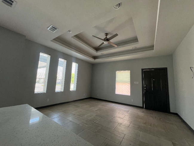 Building Photo - 904 E la Cantera Ave