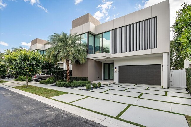 Building Photo - 10540 NW 67th Terrace