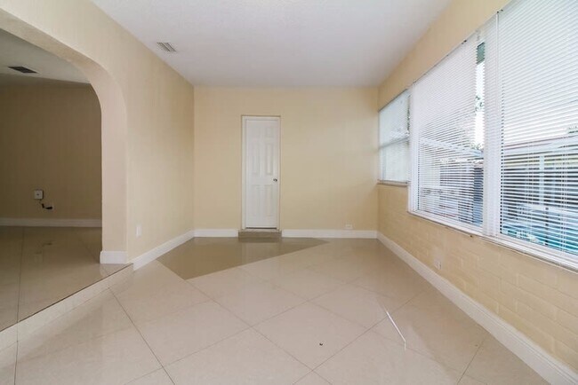 Foto del edificio - 5660 W 9th Ct