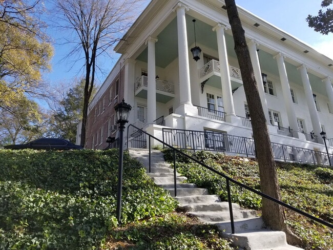 Building Photo - 149 Peachtree Cir NE