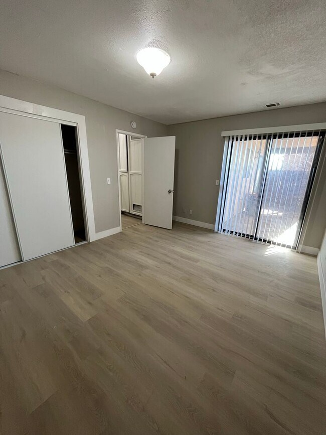 Foto del edificio - 20460 Rimrock Rd E