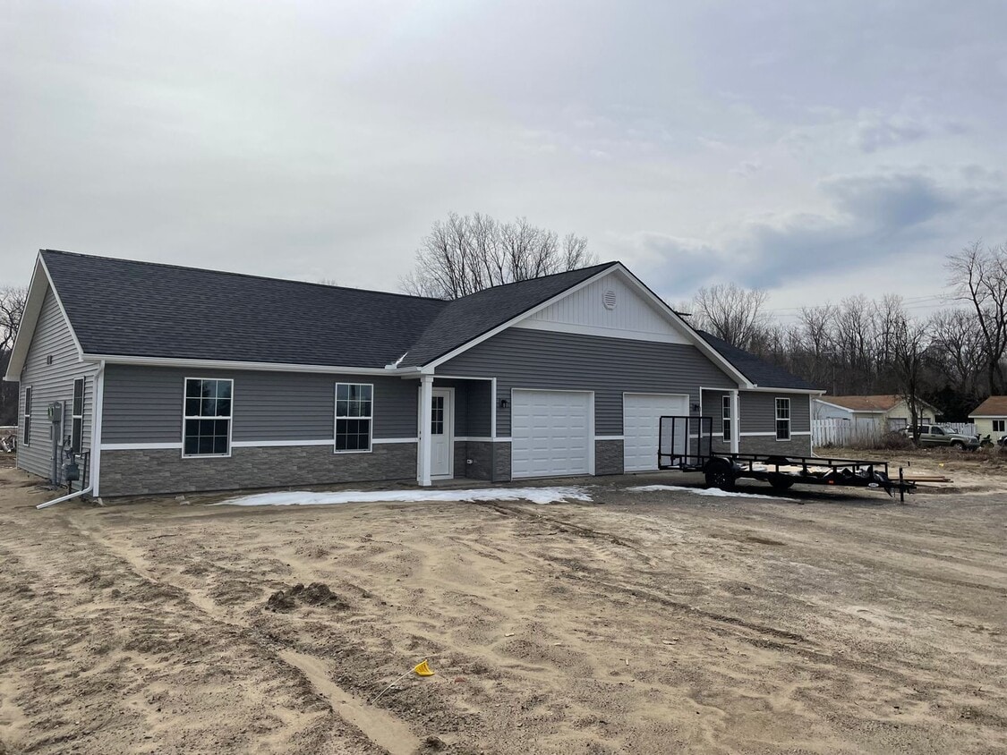 14053 Dixon Rd Unit 14053 Dixon Rd A, Dundee, MI 48131 Room for