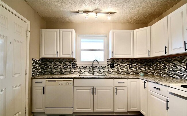 Foto del edificio - 3-bedroom 2-bathroom home on a corner lot!