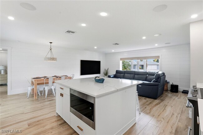 Building Photo - 6163 Plumosa Ave