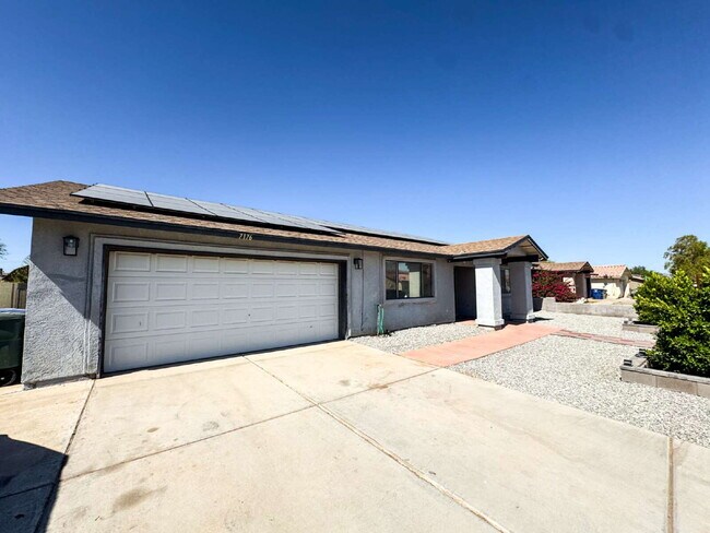 Foto del edificio - “Spacious 4-Bedroom, 2-Bath Home with Solar Panels in Yuma”