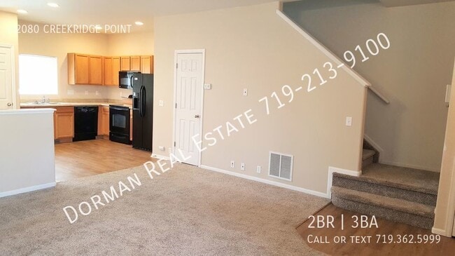 Building Photo - 2 Bedroom townhome high ceilings