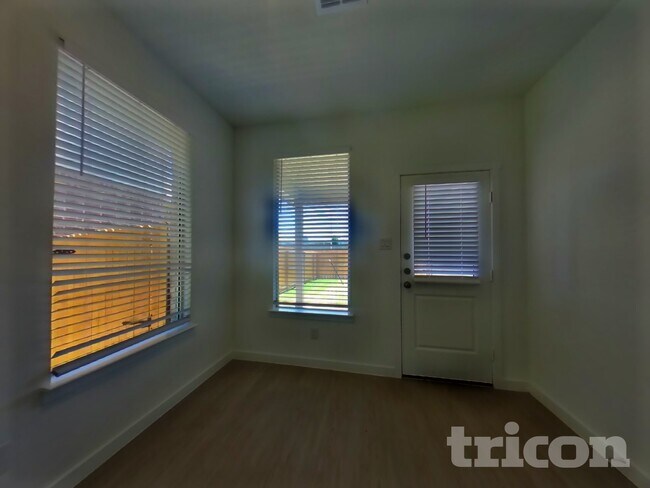 Foto del edificio - 2717 Brushy Lk Dr