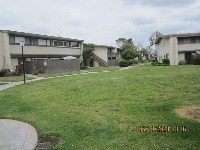 Foto del edificio - SPACIOUS 2 STORY CONDO