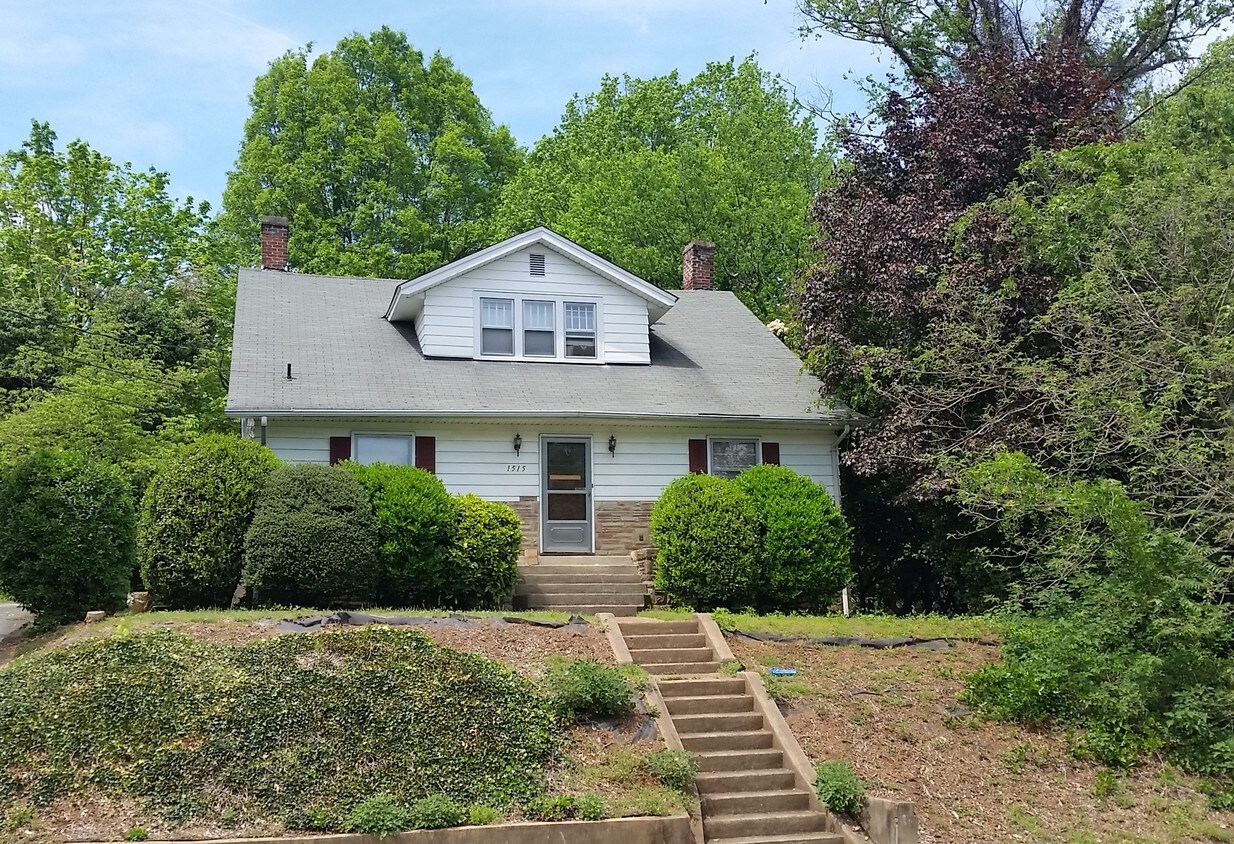 Primary Photo - 1515 W Northwest Blvd