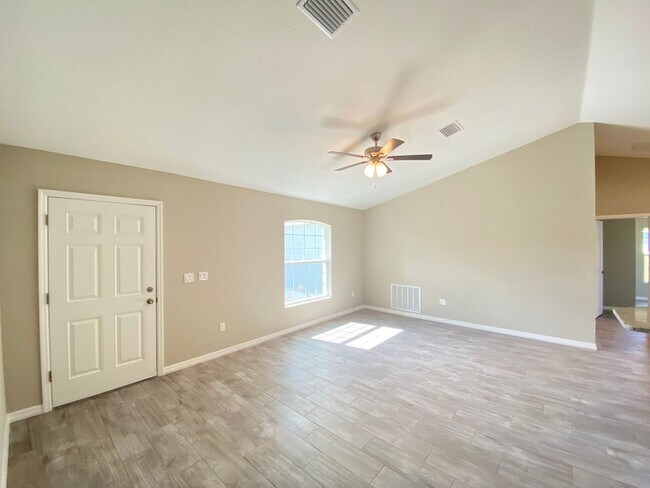 Foto del edificio - Custom Home - Desirable SE Ocala neighborhood 3/2/2 ** Wont Last**