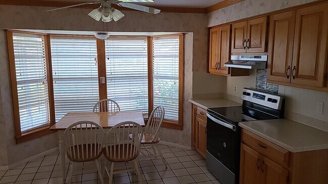 Building Photo - 1911 Tallpalm Rd