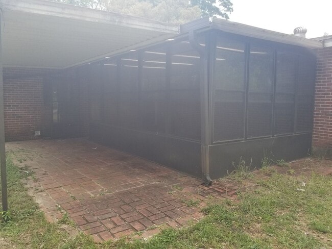 Building Photo - MOVE IN SPECIAL: Waived $350 Cleaning Fee!...