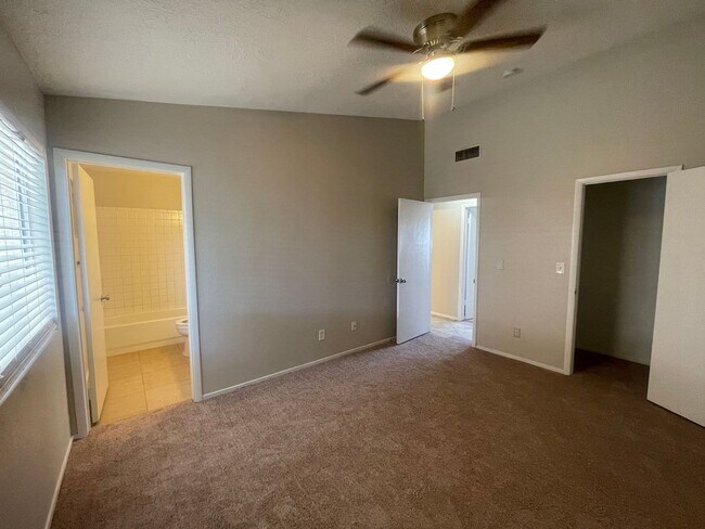 Building Photo - 3 bedrooms and 2 bathroom home! come see today!