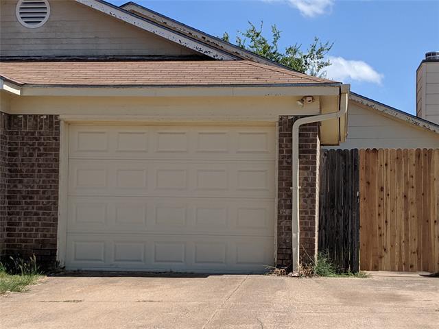 Foto principal - 6451 Woodbeach Dr