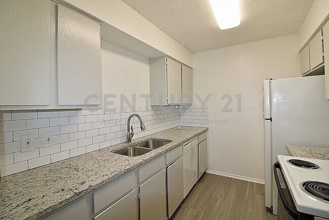 Building Photo - Recently Updated 2/1 Duplex For Rent in Arlington!