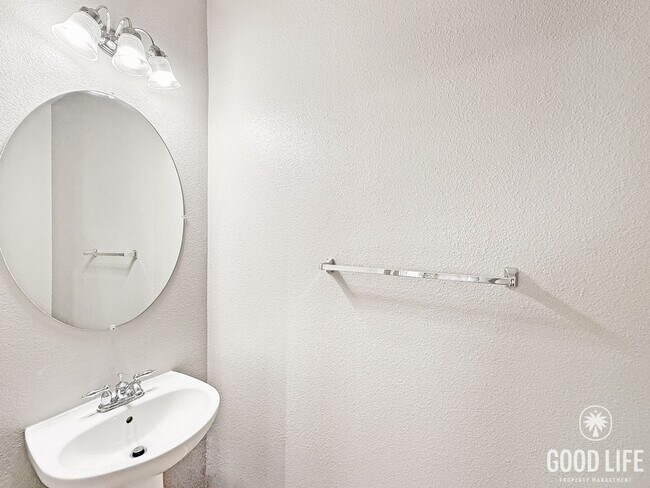 Foto del edificio - Stylish Eastlake Townhome with Pool Access...