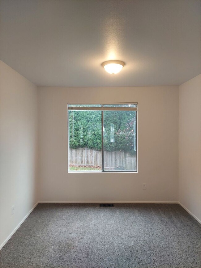 Building Photo - Kent East Hill rental home - 3 bedroom two...