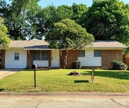 Building Photo - 605 Pershing Dr