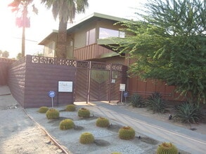 Building Photo - 2583 N Palm Canyon Dr